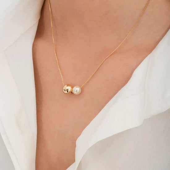 Smooth sphere and pearl necklace pendant - Lua and Mar